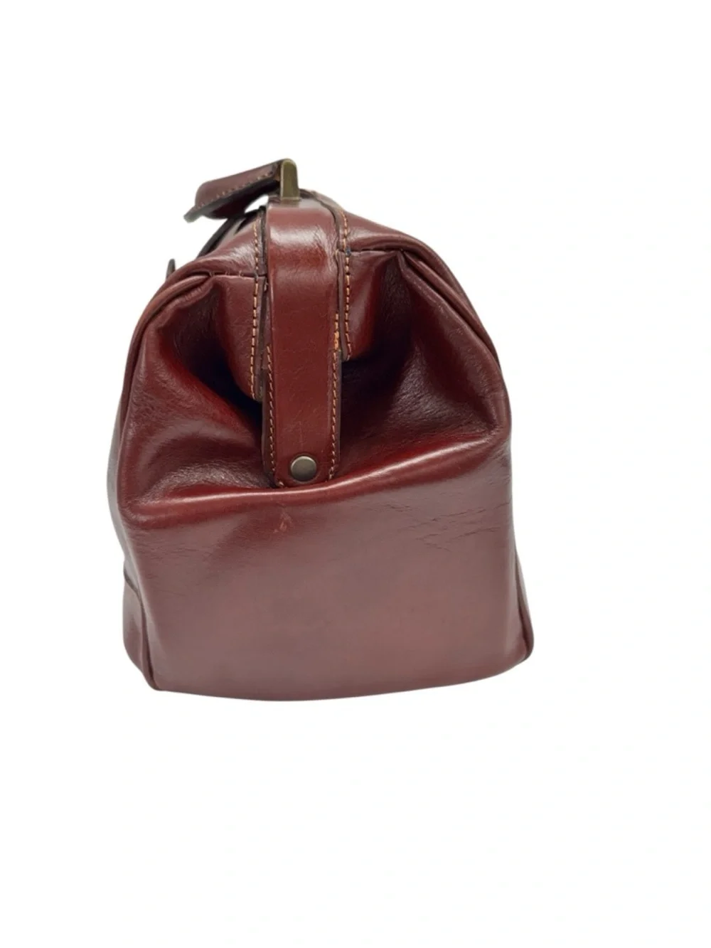 Floto Ciabatta is a modern take on the classic leather doctor bag,